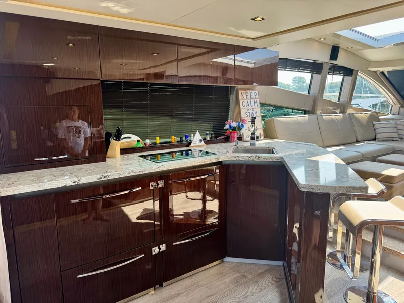 Slide: The Image of Sea Ray L550 2019 - 7