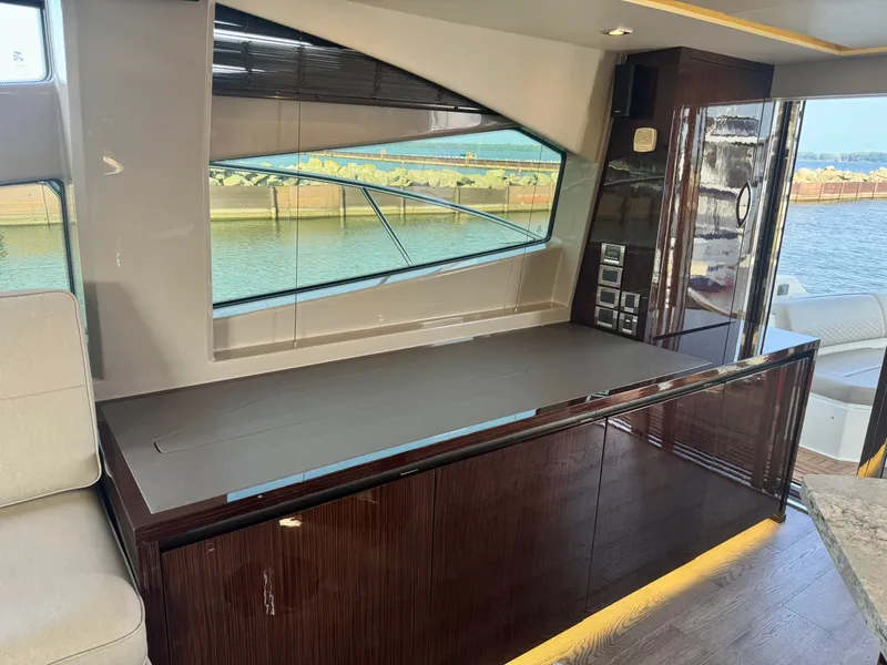 Slide: The Image of Sea Ray L550 2019 - 8