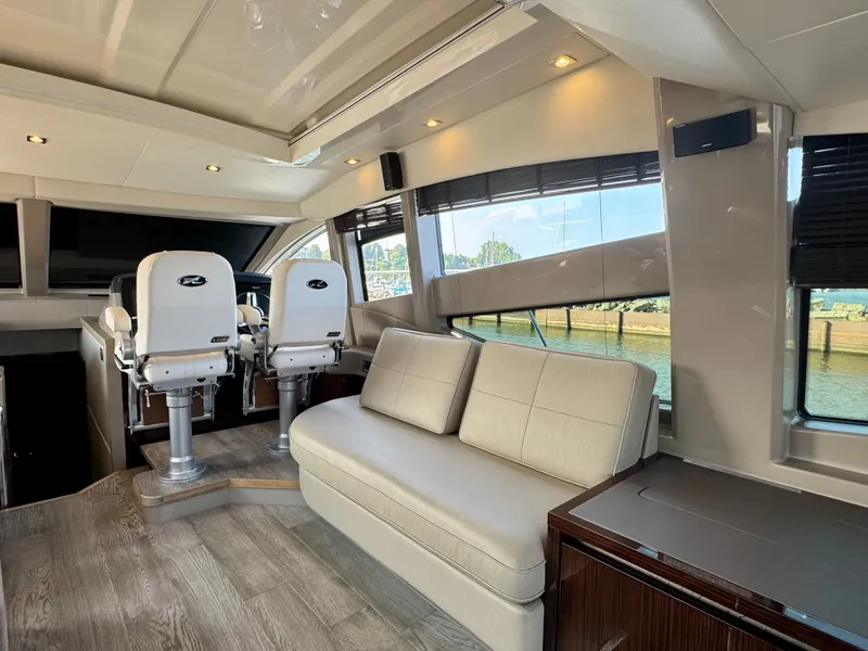 Slide: The Image of Sea Ray L550 2019 - 9