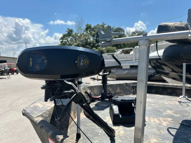 Slide: The Image of Lowe Roughneck 1760 Tiller 2021 - 4