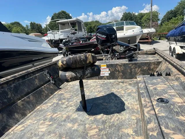 Slide: The Image of Lowe Roughneck 1760 Tiller 2021 - 5