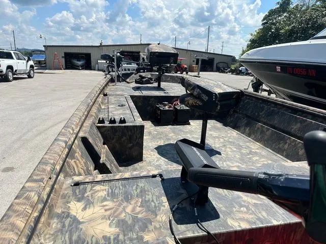 Slide: The Image of Lowe Roughneck 1760 Tiller 2021 - 6