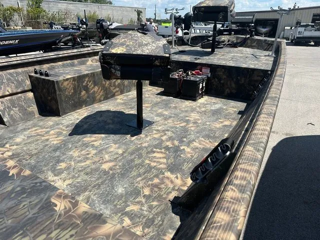 Slide: The Image of Lowe Roughneck 1760 Tiller 2021 - 7