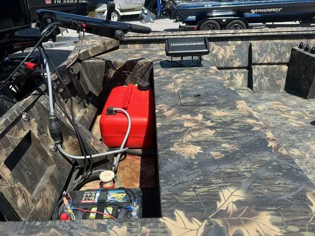 Slide: The Image of Lowe Roughneck 1760 Tiller 2021 - 9