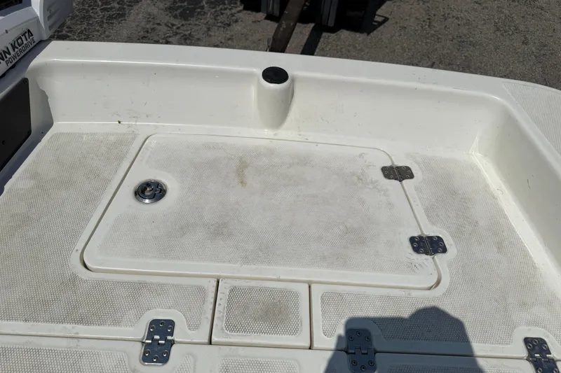 Slide: The Image of 2022 Mako Pro Skiff 15 CC deck with storage compartment and hinges. - 18