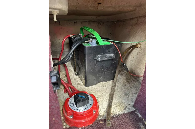 Slide: The Image of Battery compartment of 1997 Maxum 2300 SR boat with wiring and switch. - 13