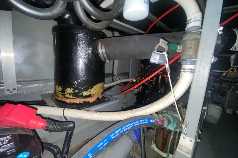 Slide: The Image of Sea Ray 400 Express Cruiser 1997 - 37