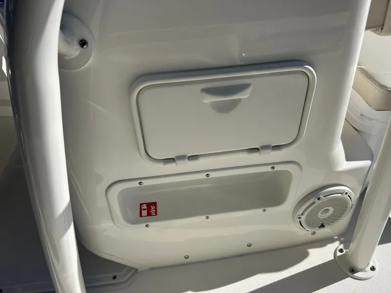 Slide: The Image of Boston Whaler 190 Montauk 2026 - 14