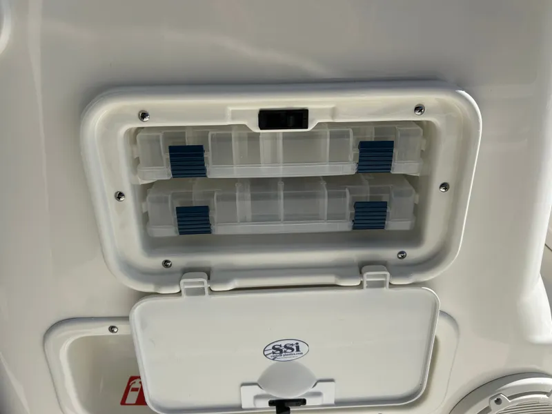 Slide: The Image of Boston Whaler 190 Montauk 2026 - 16