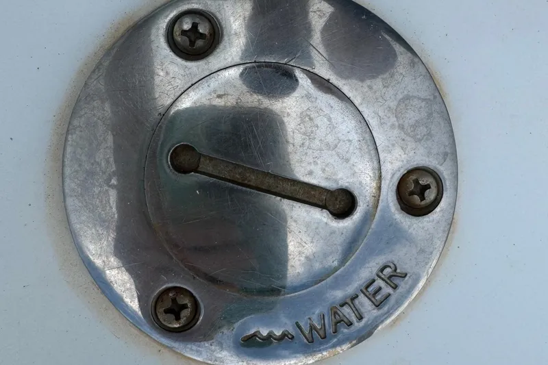 Slide: The Image of Water fill cap on 2015 Glasstream 280 ZS boat, metallic finish. - 42