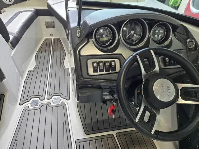 Slide: The Image of Monterey 238SS Super Sport 2019 - 13