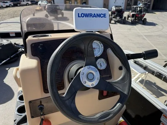 Slide: The Image of Tracker BASS 18DLX BUGGY 2018 - 10