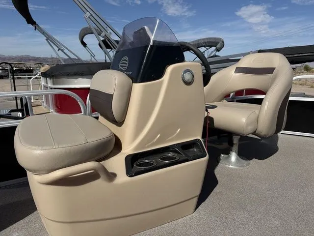 Slide: The Image of Tracker BASS 18DLX BUGGY 2018 - 11