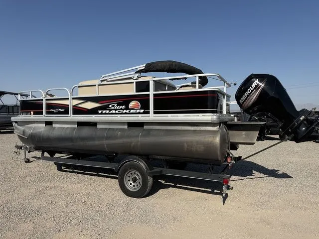 Slide: The Image of Tracker BASS 18DLX BUGGY 2018 - 3