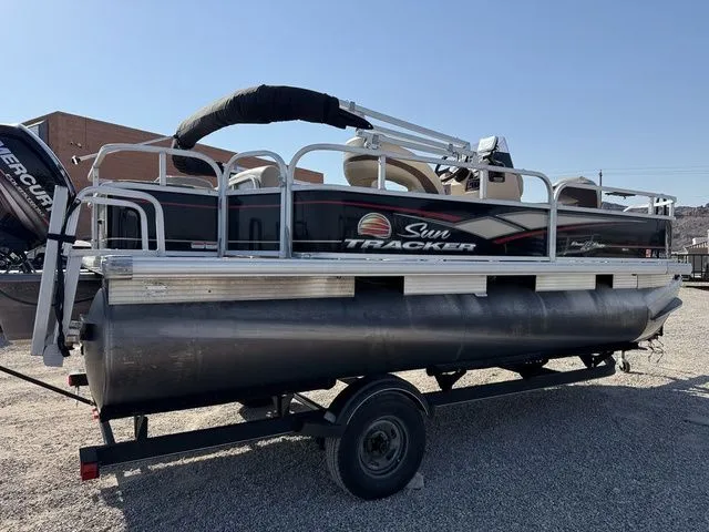 Slide: The Image of Tracker BASS 18DLX BUGGY 2018 - 4