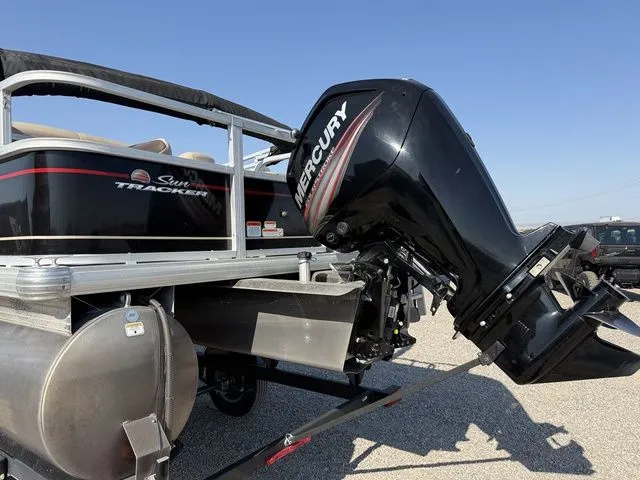 Slide: The Image of Tracker BASS 18DLX BUGGY 2018 - 5