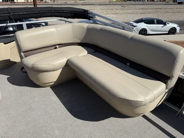 Slide: The Image of Tracker BASS 18DLX BUGGY 2018 - 7