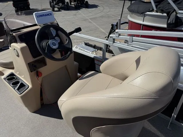 Slide: The Image of Tracker BASS 18DLX BUGGY 2018 - 9