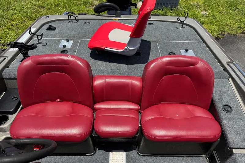 Slide: The Image of 1999 Skeeter ZX 195 boat interior with red leather seats and gray carpet. - 12