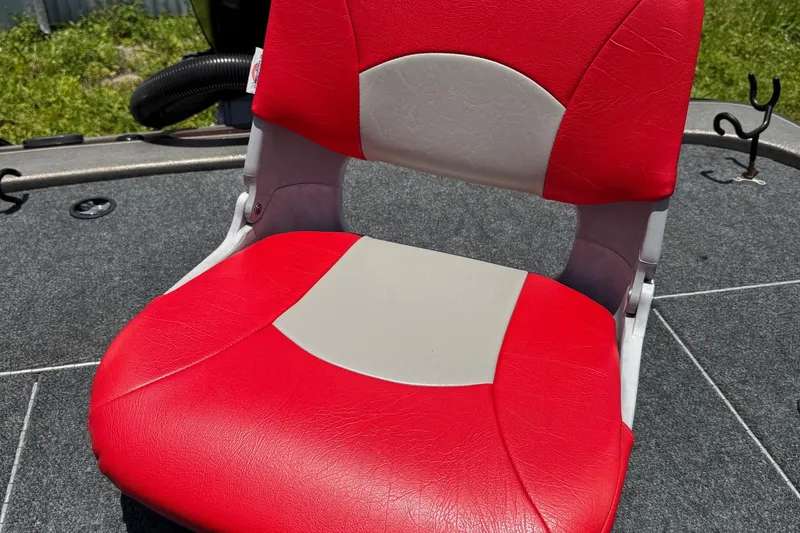 Slide: The Image of Red and gray seat on 1999 Skeeter ZX 195 boat deck. - 13