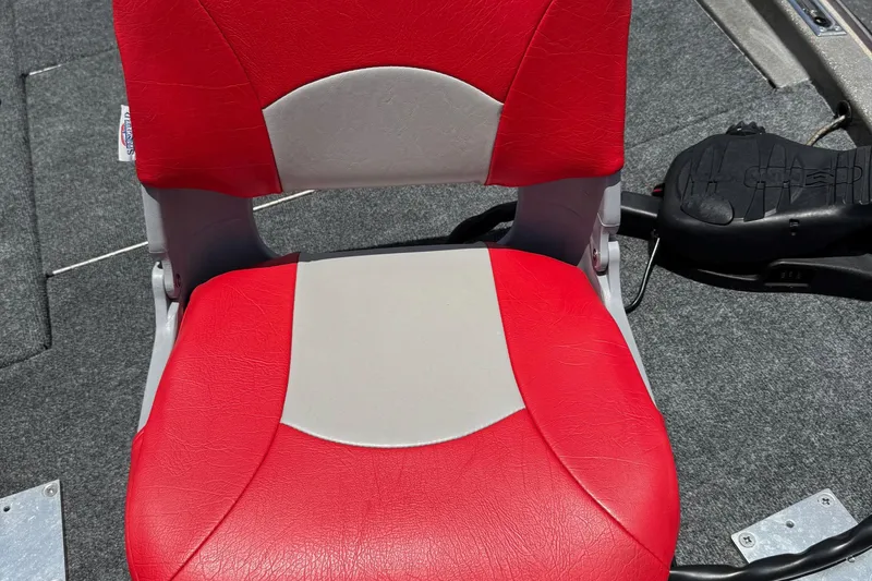 Slide: The Image of Red and gray seat on 1999 Skeeter ZX 195 boat deck. - 15