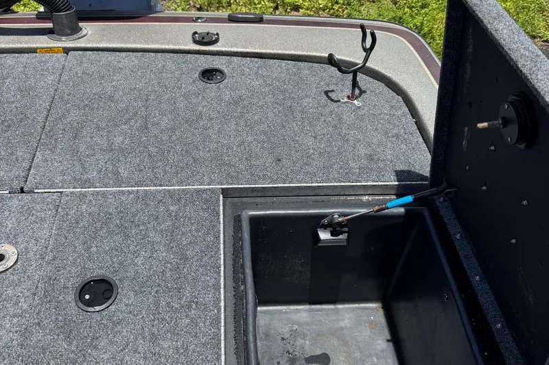 Slide: The Image of 1999 Skeeter ZX 195 boat deck with storage compartment and rod holder. - 18