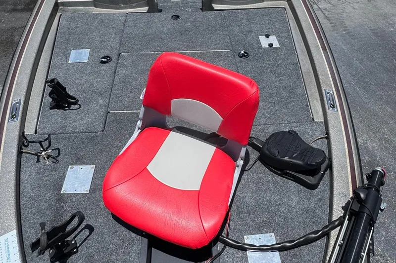 Slide: The Image of 1999 Skeeter ZX 195 boat interior with red and white seat on gray carpet. - 6