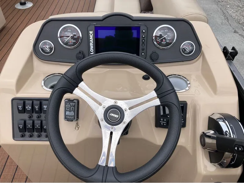 Slide: The Image of Bentley Pontoons Fish 243 4-Point Full Tube 2024 - 10