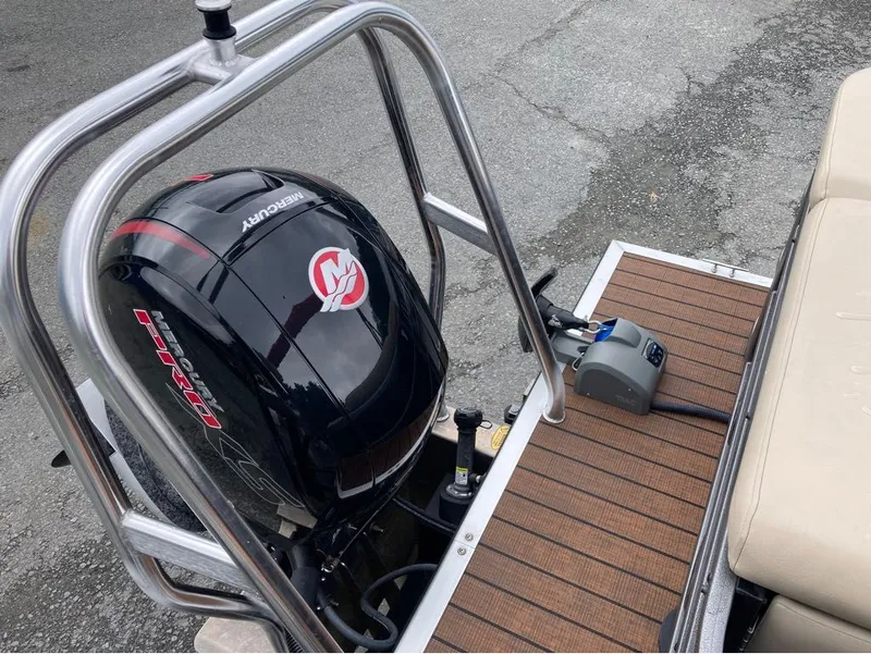 Slide: The Image of Bentley Pontoons Fish 243 4-Point Full Tube 2024 - 12