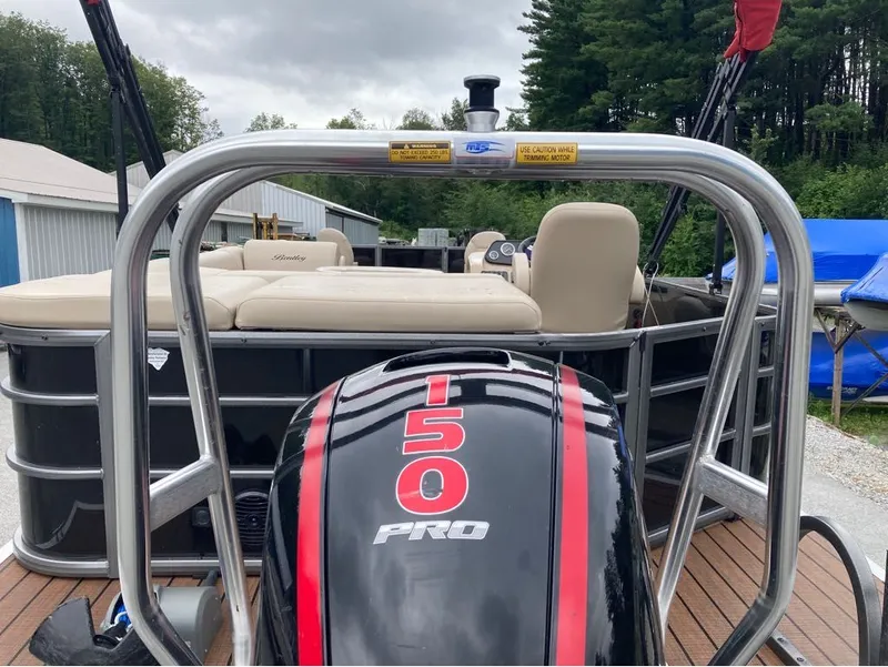 Slide: The Image of Bentley Pontoons Fish 243 4-Point Full Tube 2024 - 13