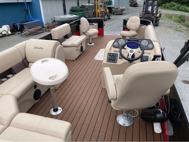 Slide: The Image of Bentley Pontoons Fish 243 4-Point Full Tube 2024 - 14