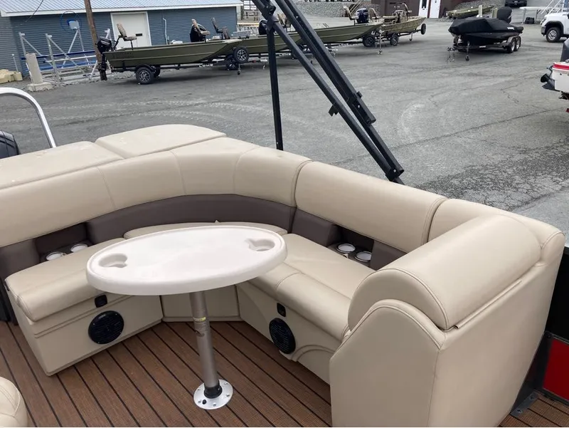 Slide: The Image of Bentley Pontoons Fish 243 4-Point Full Tube 2024 - 2
