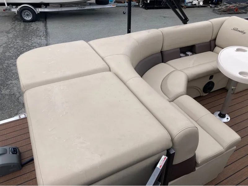 Slide: The Image of Bentley Pontoons Fish 243 4-Point Full Tube 2024 - 5