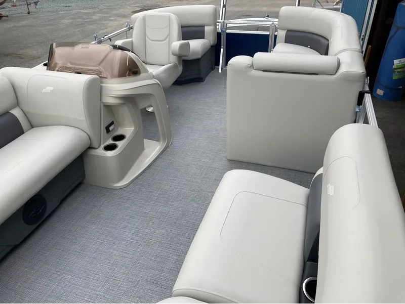 Slide: The Image of Starcraft LX 18 R 2026 MODEL 2025 - 5