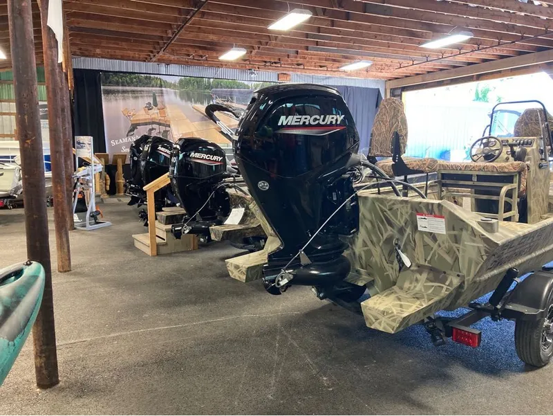 Slide: The Image of Lowe Roughneck Center Console RX1760 Pathfinder Jet 2025 - 1