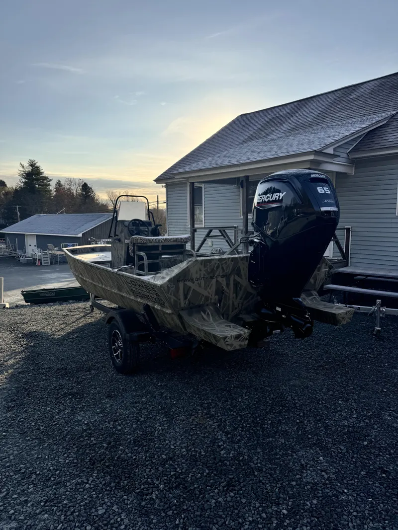 Slide: The Image of Lowe Roughneck Center Console RX1760 Pathfinder Jet 2025 - 11