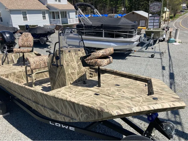 Slide: The Image of Lowe Roughneck Center Console RX1760 Pathfinder Jet 2025 - 12