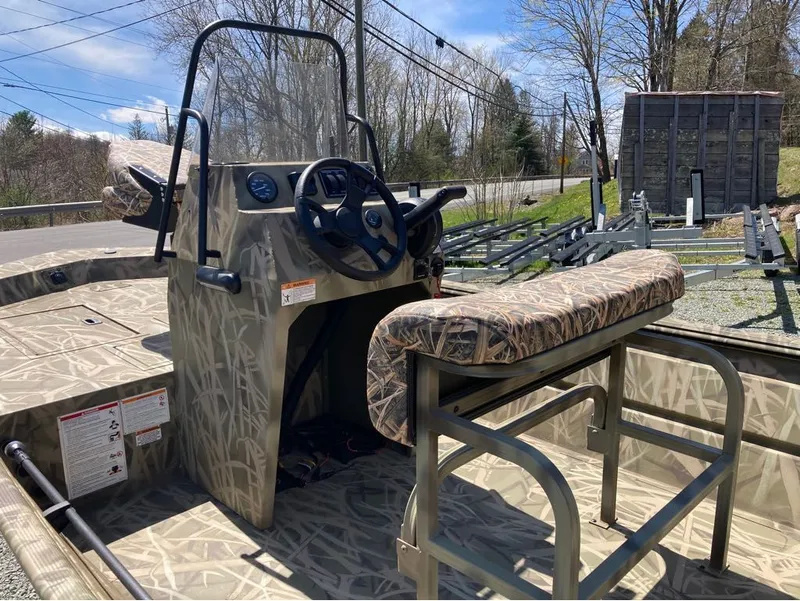 Slide: The Image of Lowe Roughneck Center Console RX1760 Pathfinder Jet 2025 - 13