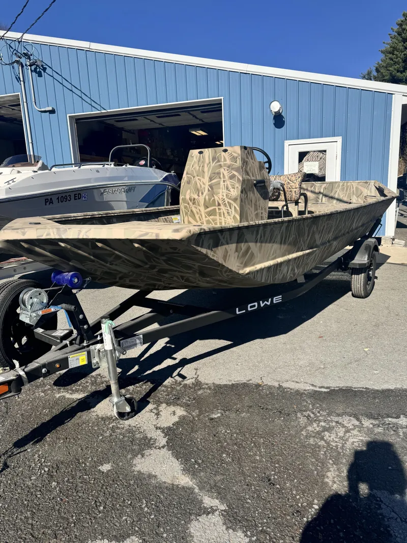 Slide: The Image of Lowe Roughneck Center Console RX1760 Pathfinder Jet 2025 - 3