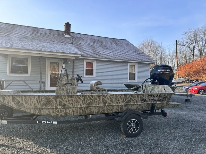 Slide: The Image of Lowe Roughneck Center Console RX1760 Pathfinder Jet 2025 - 4