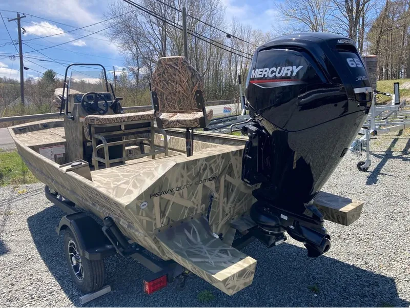 Slide: The Image of Lowe Roughneck Center Console RX1760 Pathfinder Jet 2025 - 6