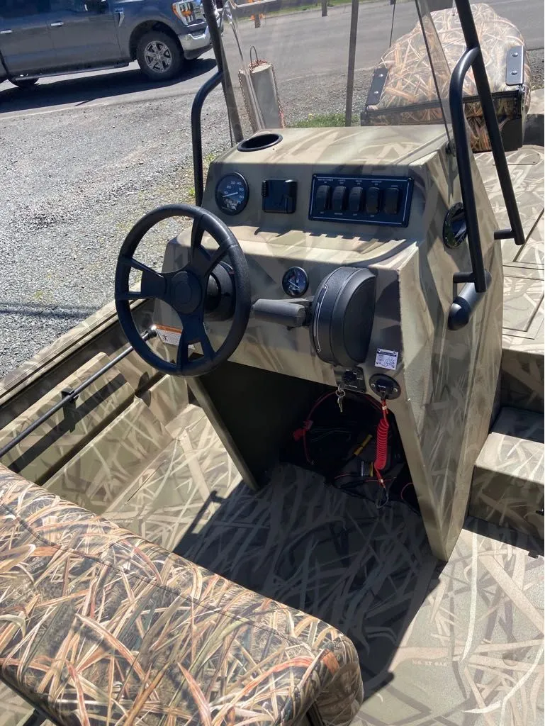 Slide: The Image of Lowe Roughneck Center Console RX1760 Pathfinder Jet 2025 - 9