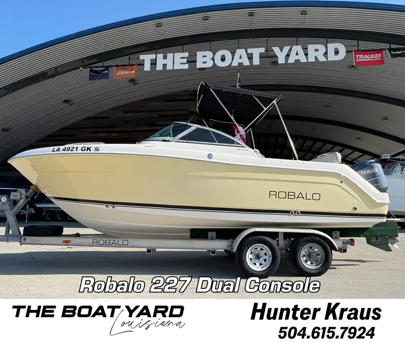 The Image of Robalo R227 Dual Console 2006 - 1
