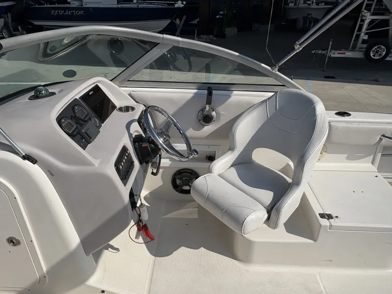 Slide: The Image of Robalo R227 Dual Console 2006 - 3