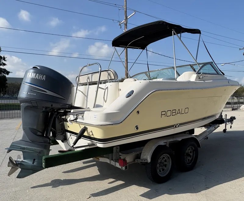 Slide: The Image of Robalo R227 Dual Console 2006 - 7