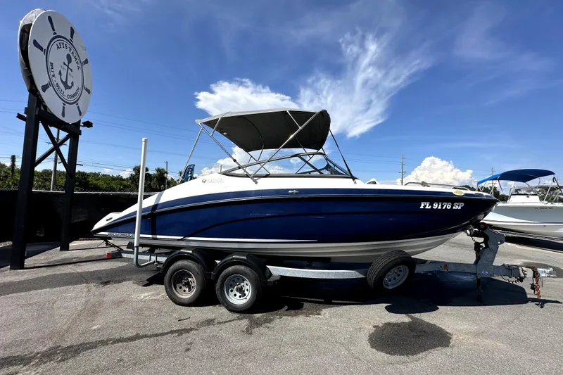 Slide: The Image of 2020 Yamaha Boats SX210 on trailer under clear blue sky. - 10