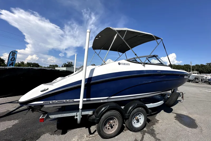 Slide: The Image of 2020 Yamaha Boats SX210 on trailer under clear blue sky. - 9
