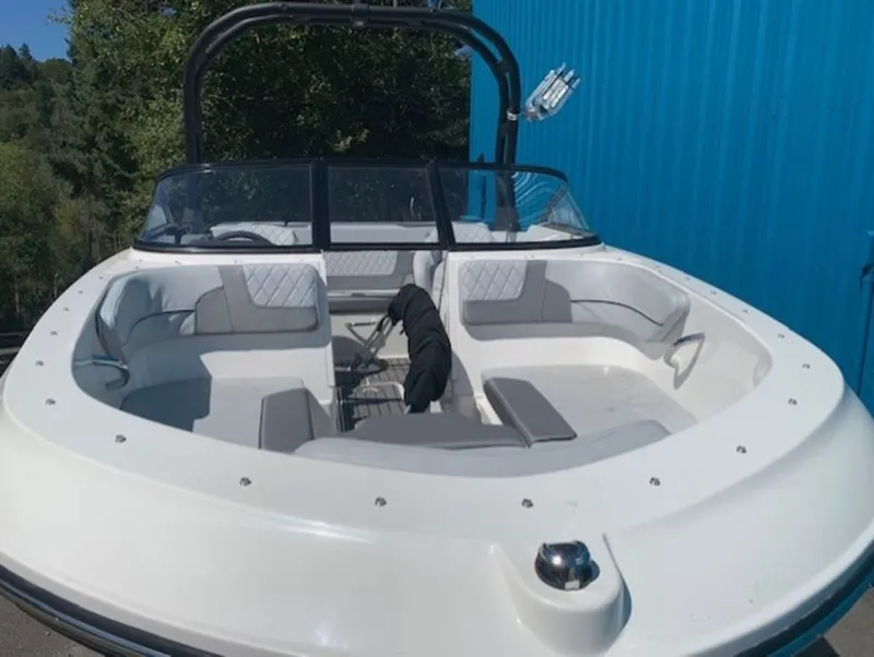 Slide: The Image of Bayliner VR4 Bowrider I/O 2022 - 11