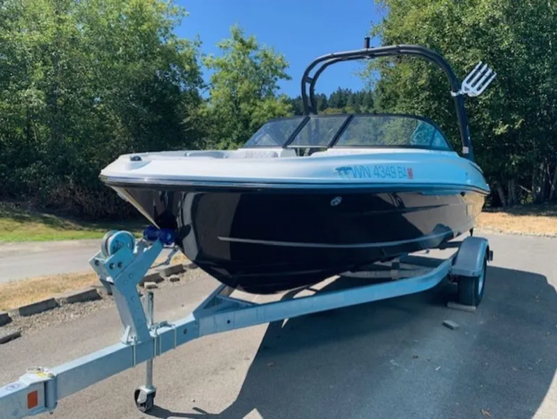 Slide: The Image of Bayliner VR4 Bowrider I/O 2022 - 3