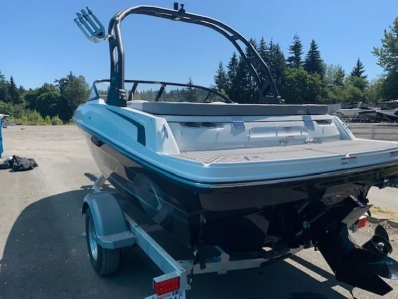 Slide: The Image of Bayliner VR4 Bowrider I/O 2022 - 4